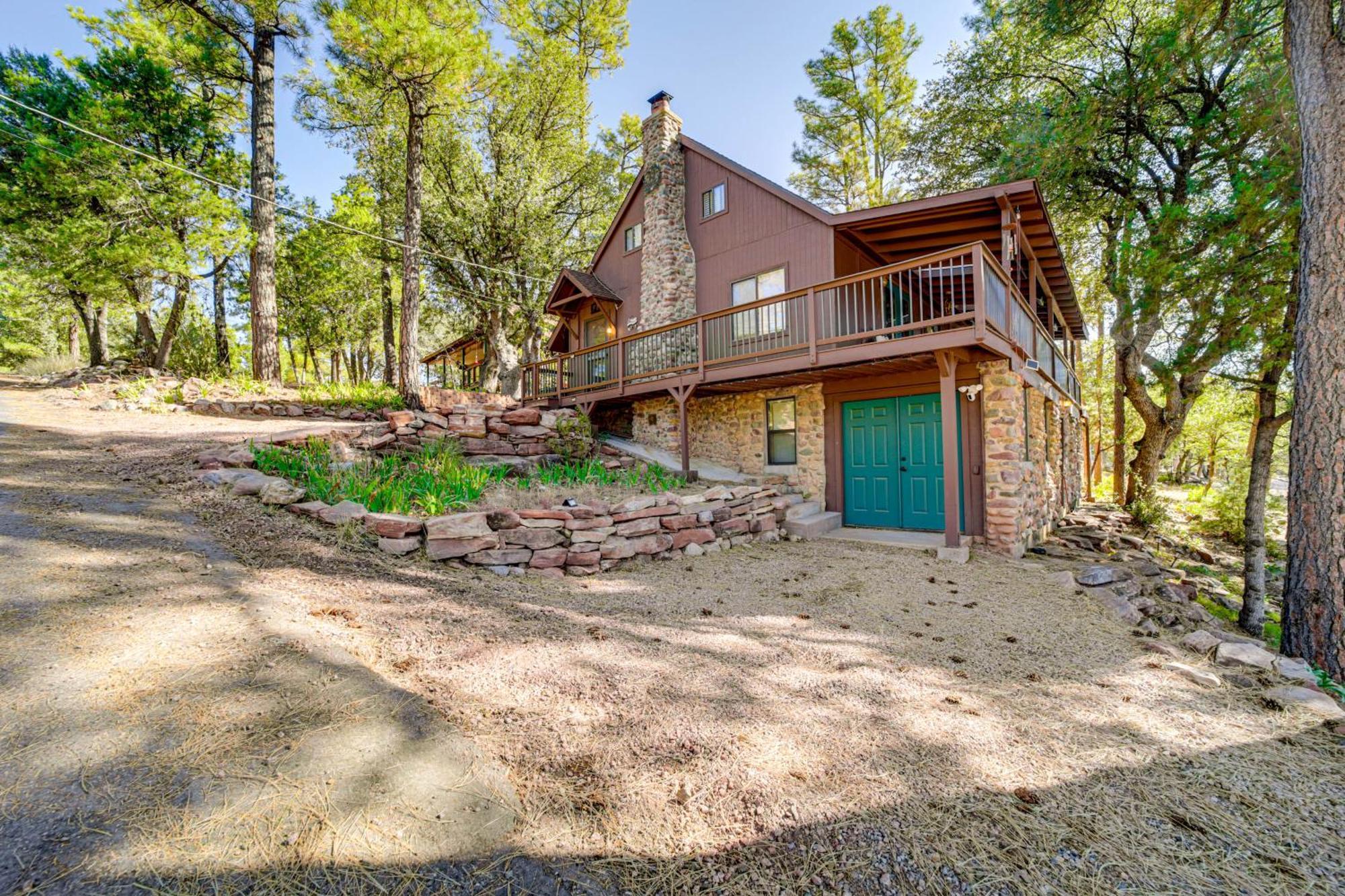 Pet-Friendly Pine Cabin With Deck And Game Room! Exterior photo